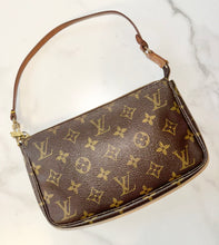 Load image into Gallery viewer, PRELOVED Louis Vuitton Pochette Accessories
