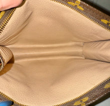 Load image into Gallery viewer, PRELOVED Louis Vuitton Monogram Toiletry Pouch 19
