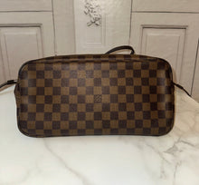 Load image into Gallery viewer, PRELOVED Louis Vuitton Damier Ebene Neverfull MM
