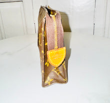 Load image into Gallery viewer, PRELOVED Louis Vuitton Monogram Toiletry Pouch 19
