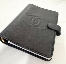 Load image into Gallery viewer, PRELOVED Chanel Caviar Timeless Medium Ring Agenda
