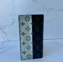 Load image into Gallery viewer, PRELOVED Louis Vuitton Monogram Eclipse Split Brazza Wallet
