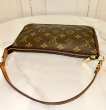 Load image into Gallery viewer, PRELOVED Louis Vuitton Pochette Accessories
