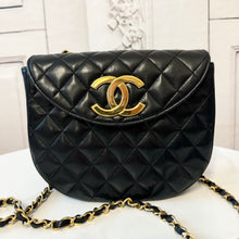 Load image into Gallery viewer, PRELOVED Chanel Lambskin Round Single Flap
