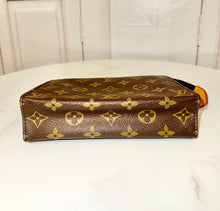 Load image into Gallery viewer, PRELOVED Louis Vuitton Monogram Toiletry Pouch 19
