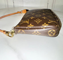 Load image into Gallery viewer, PRELOVED Louis Vuitton Pochette Accessories
