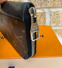 Load image into Gallery viewer, PRELOVED Louis Vuitton Monogram Macassar Vertical Zippy Wallet
