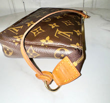 Load image into Gallery viewer, PRELOVED Louis Vuitton Pochette Accessories
