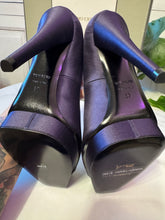 Load image into Gallery viewer, Tom Ford Size 7 Satin Pumps
