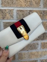 Load image into Gallery viewer, PRELOVED Gucci Sylvie Continental Wallet
