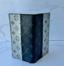 Load image into Gallery viewer, PRELOVED Louis Vuitton Monogram Eclipse Split Brazza Wallet
