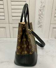 Load image into Gallery viewer, PRELOVED Louis Vuitton Monogram Flandrin
