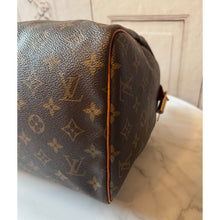Load image into Gallery viewer, Louis Vuitton 2002 Monogram Speedy 30
