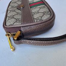 Load image into Gallery viewer, Gucci GG Supreme Clutch
