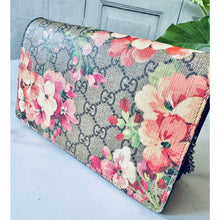Load image into Gallery viewer, Gucci Supreme Monogram Blooms Chain Wallet
