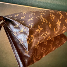 Load image into Gallery viewer, Louis Vuitton Toiletry Pouch 26
