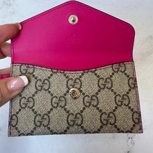 Load image into Gallery viewer, Brand New Gucci Supreme Canvas Card Holder
