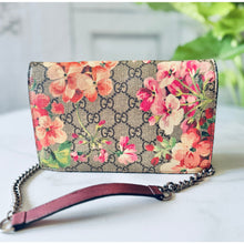 Load image into Gallery viewer, Gucci Supreme Monogram Blooms Chain Wallet
