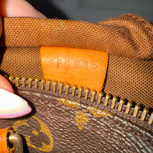 Load image into Gallery viewer, Louis Vuitton Monogram Speedy 30
