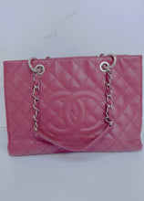 Load and play video in Gallery viewer, PRELOVED Chanel Caviar Quilted Grand Shopping Tote GST
